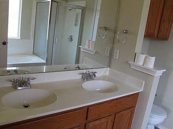 5th image of 1009 Clayton Dr