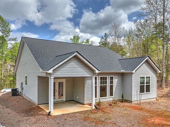 104 Player Ln, Westminster, SC 29693