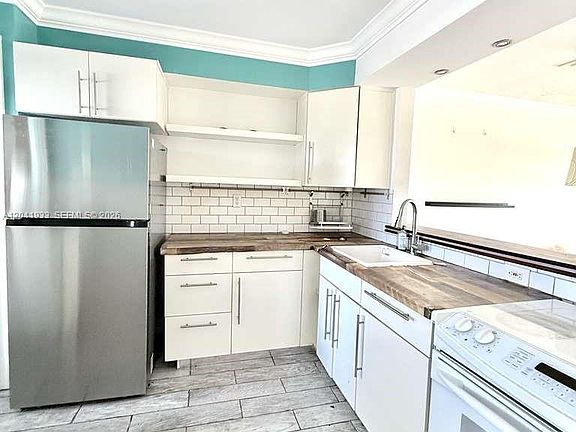 2nd image of 1530 NE 191st St APT 340