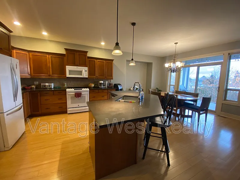 3 bed, 3.0 bath, 2390 sqft, $2,950 — Photo 3