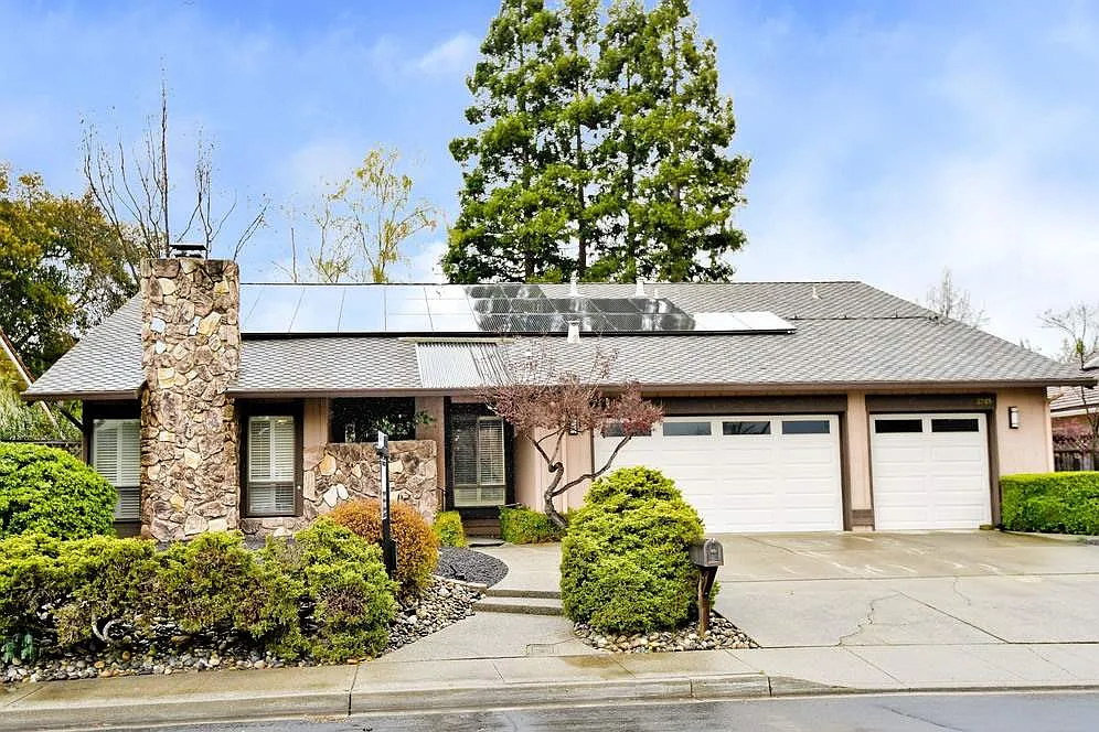 3245 Montevideo Dr photo 1