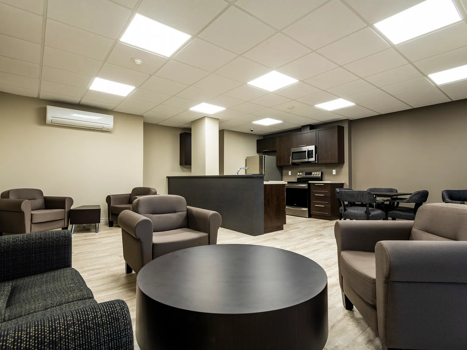 Lonsdale Apartments — Photo 4