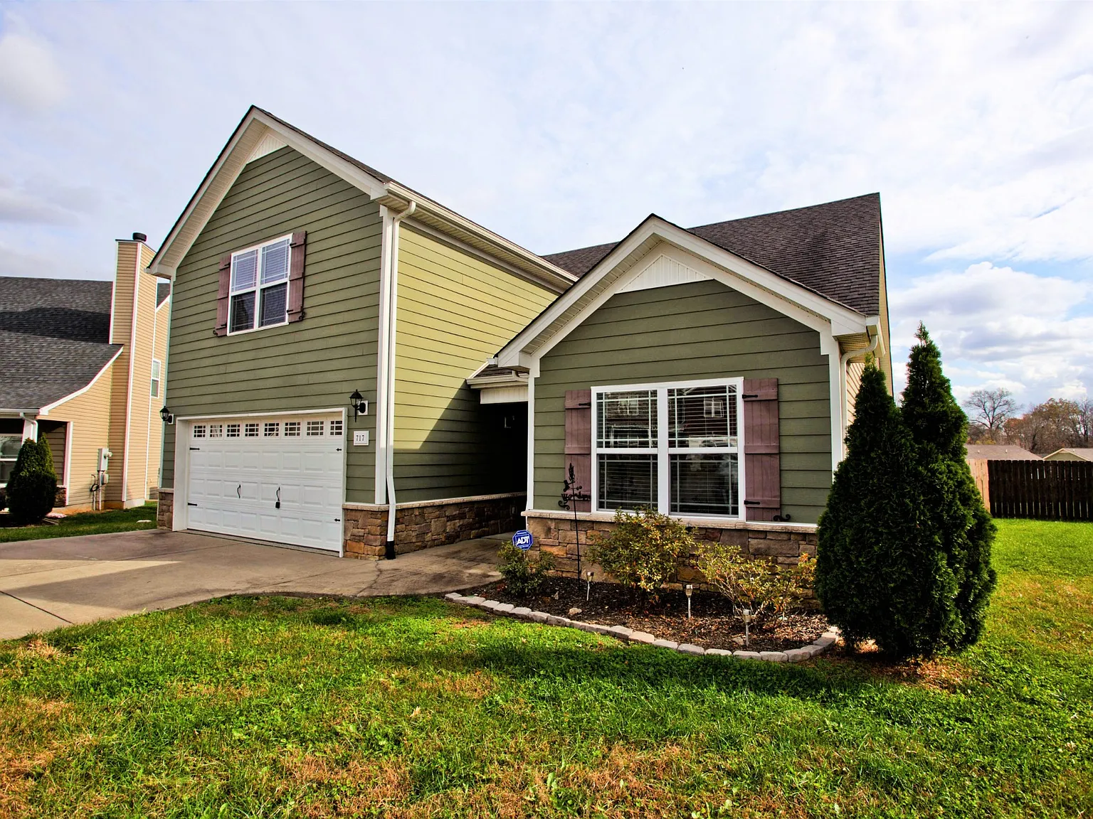 3 bed, 2003 sqft, $2,100 — Photo 2