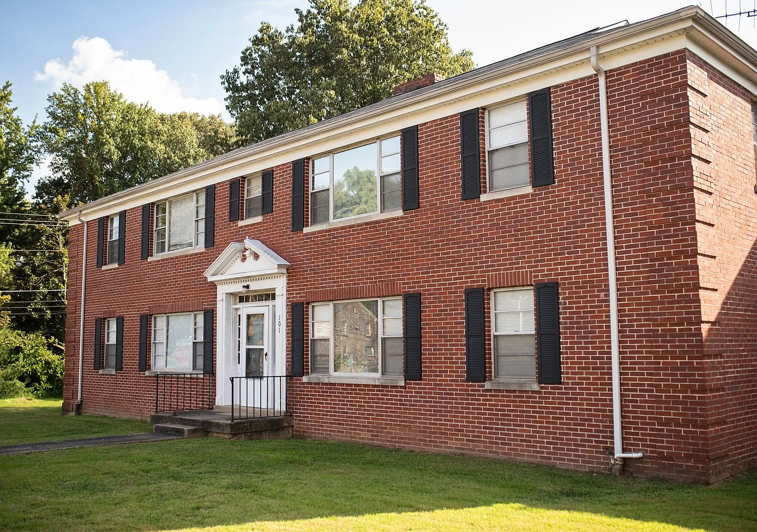 Hillcrest Apartments — Photo 3