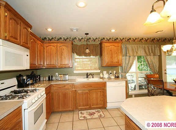 5th image of 2609 Parkwood Dr