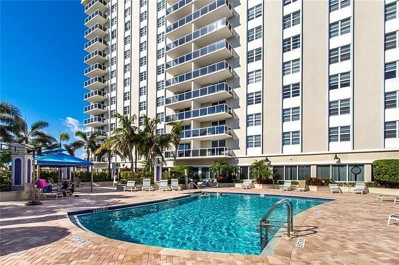 1 bed, 1.5 bath, 819 sqft, $2,500 — Photo 3