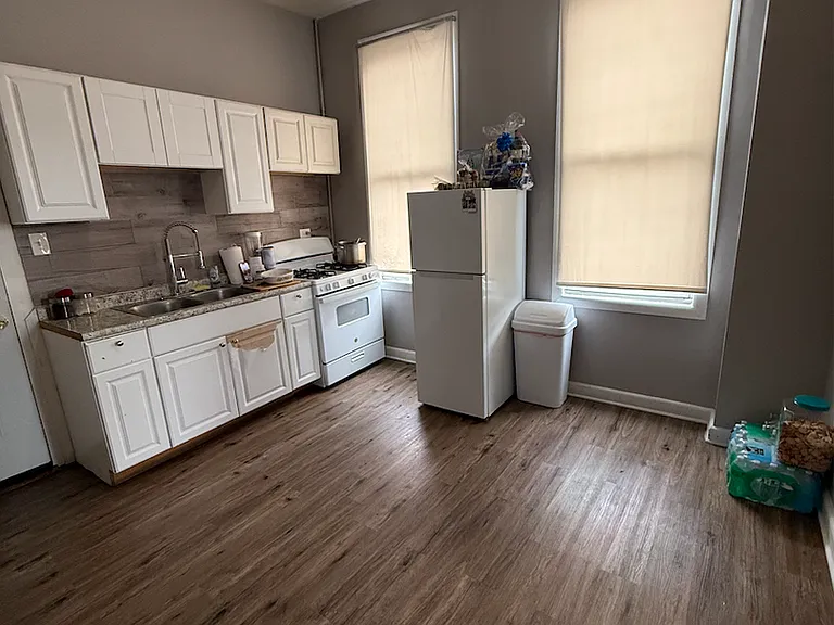 2143 S Fairfield Ave — Photo 2