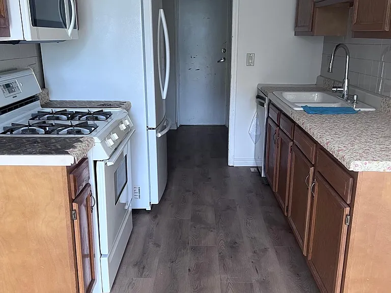 305 Northwestern Ct #B — Photo 2