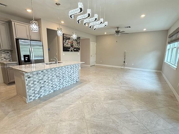 5th image of 4845 Eucalyptus Dr