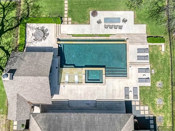 2nd image of 602 Woodlake Dr