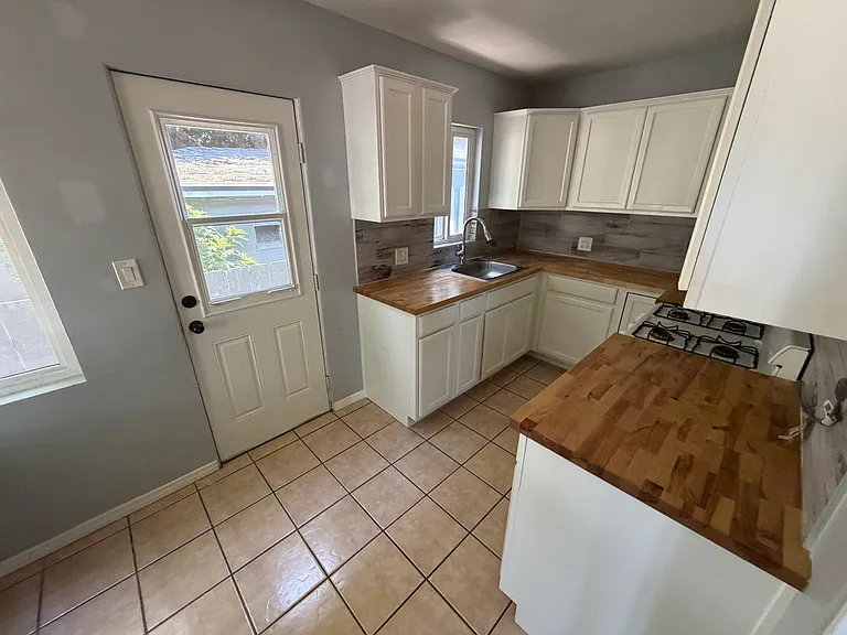 2943 Talbot St — Photo 11