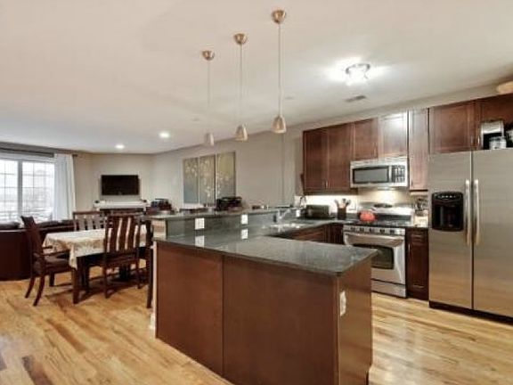 2nd image of 4616 N Kenmore Ave APT 203