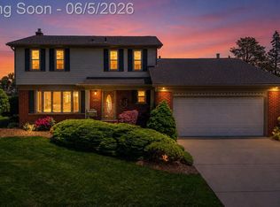 32040 Cambridge Dr, Warren, MI 48093