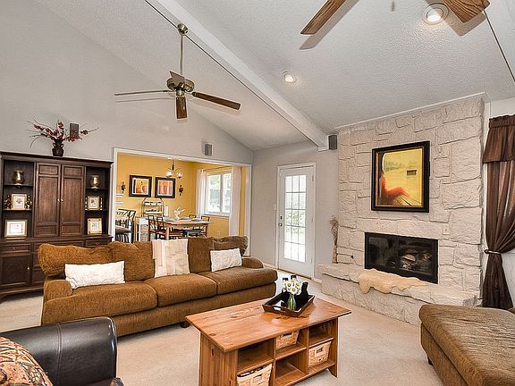 3rd image of 2202 Lindenwood Ln
