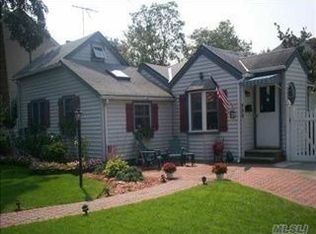 499 Silver Ln, Oceanside, NY 11572