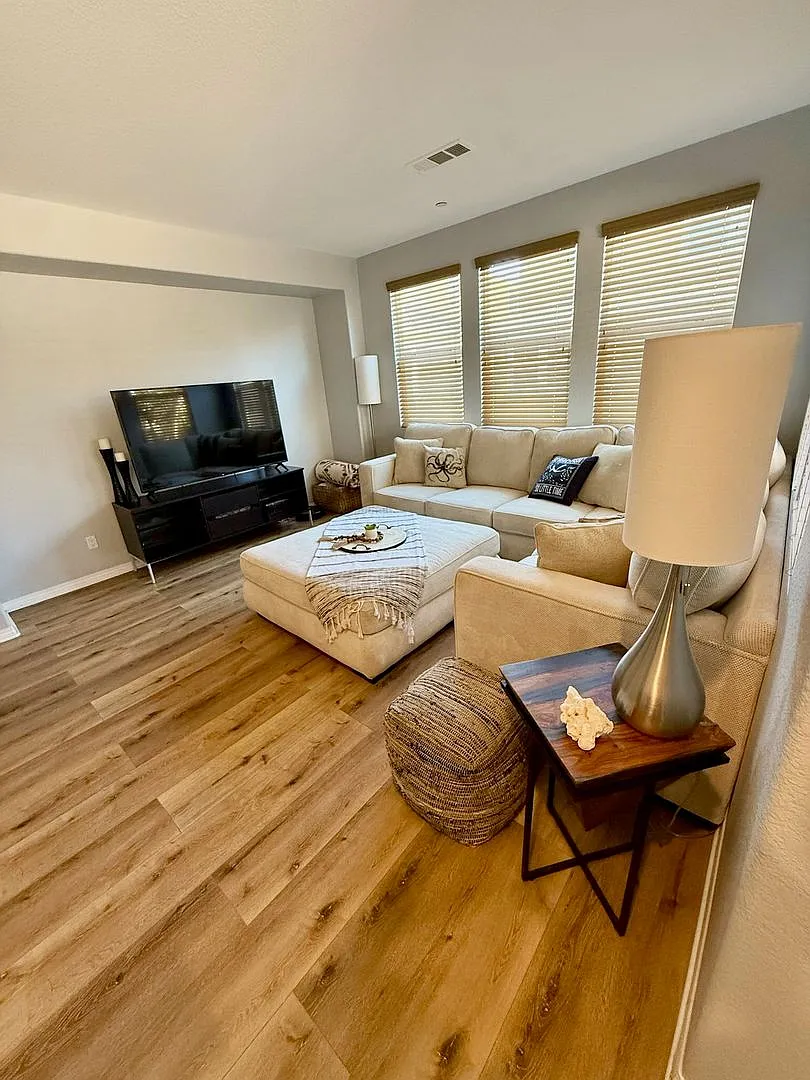 2 + 2 Bedroom — Photo 2