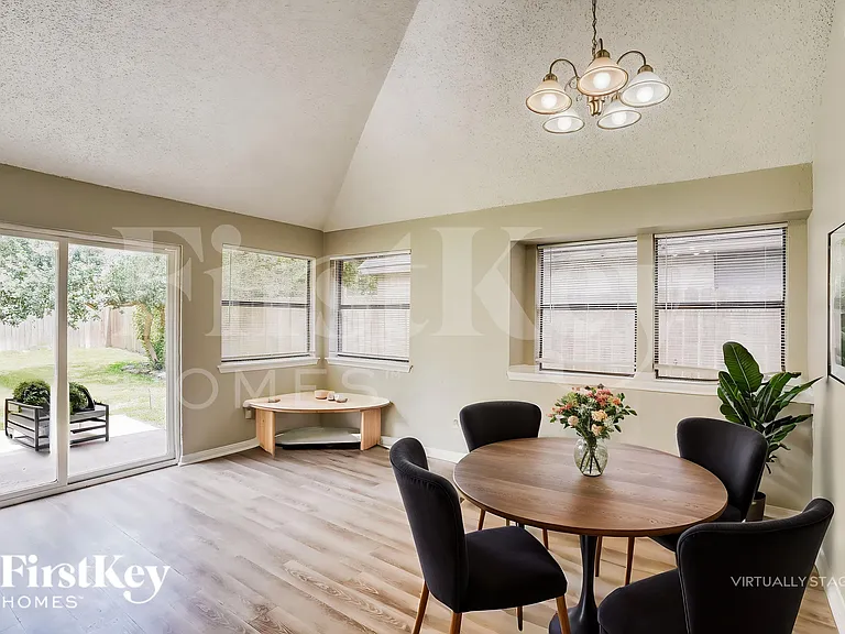 1055 Margate Dr — Photo 6