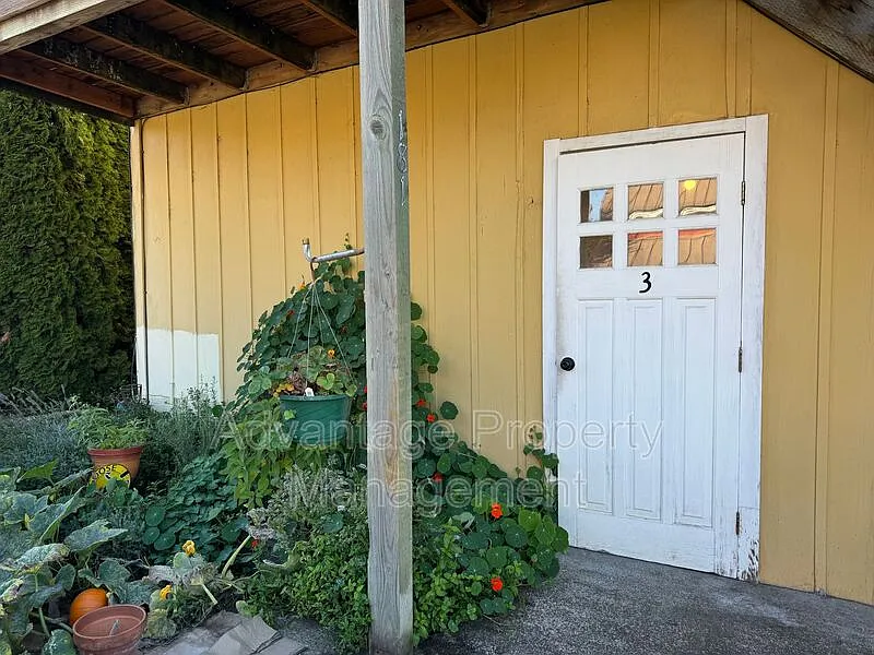 Studio, 1.0 bath, 450 sqft, $950 — Photo 2