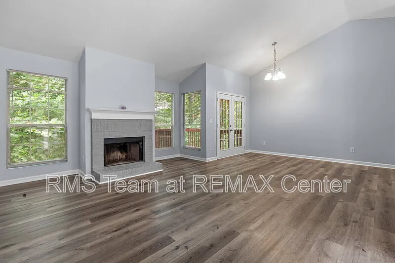 4 bed, 3.0 bath, 2088 sqft, $2,025 — Photo 3