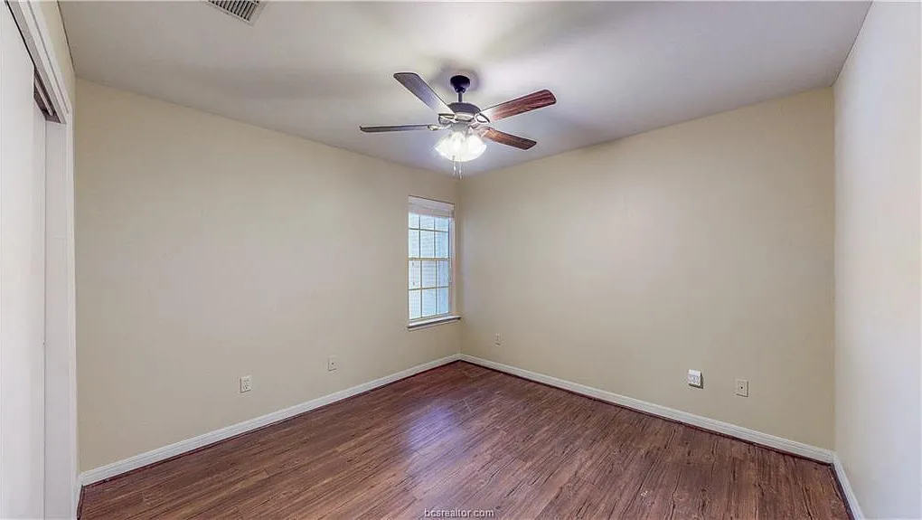 3 bed, $1,300 — Photo 4