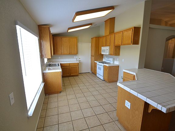 2nd image of 1006 Breakers Ct