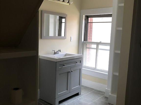 4th image of 107 E Ann St
