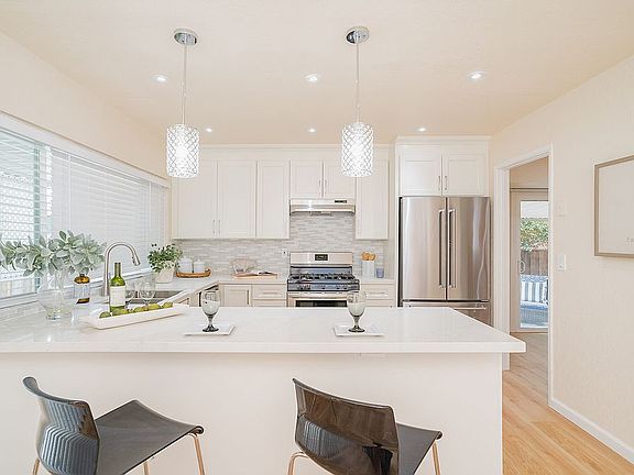 5th image of 2371 Beach St