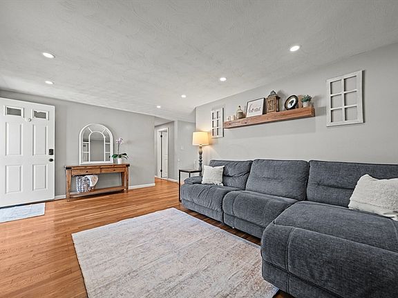 4th image of 19 Magnolia St