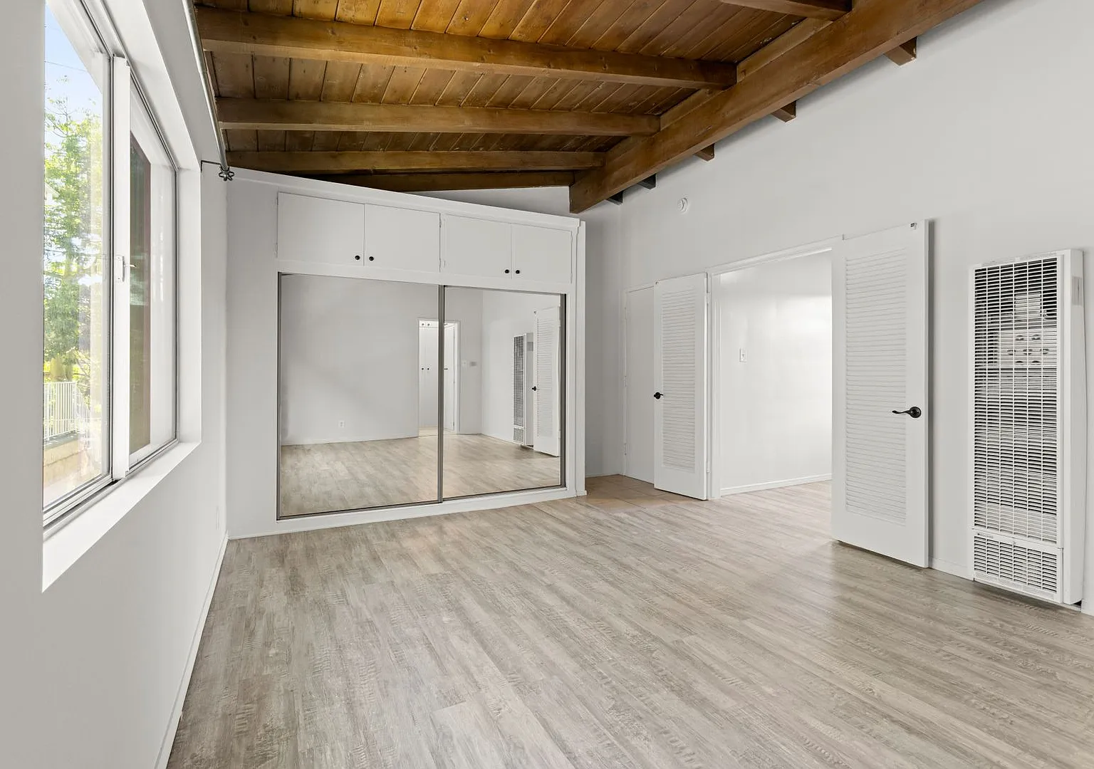(An/Ji/Yo:C) 6725 Laurel Canyon Blvd — Photo 4