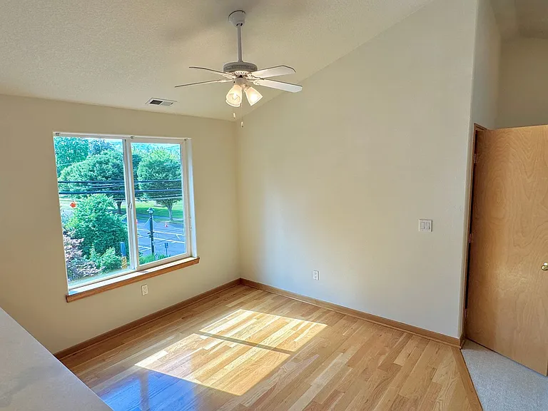 8702 NE Glisan St — Photo 4