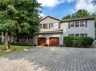 4 Crestview Ct, Farmingdale, NJ 07727