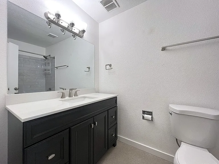 737 N Beachwood St — Photo 19