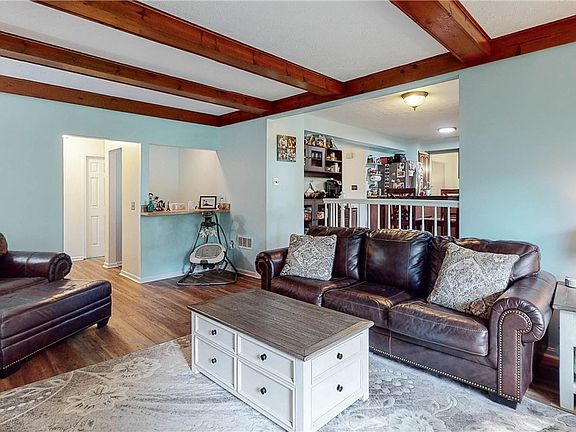 3rd image of 15889 Parkwood Ln