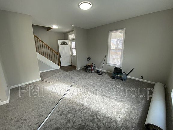 3rd image of 1037 NE Winfield Ave
