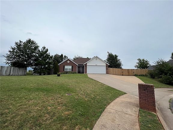 3rd image of 802 Henrietta Pl