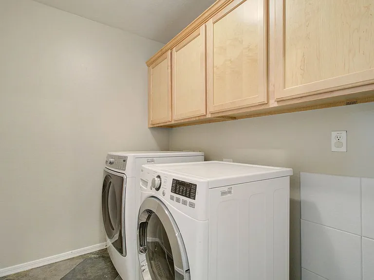 2143 W Marconi Ave — Photo 51