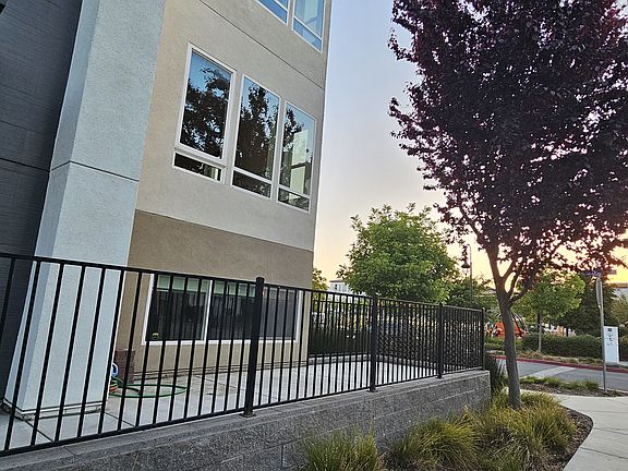5th image of 190 Llano De Los Robles Ave