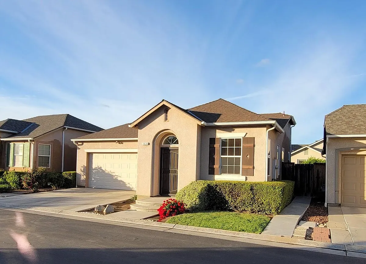 Front - 3670 W Cottonwood Ln