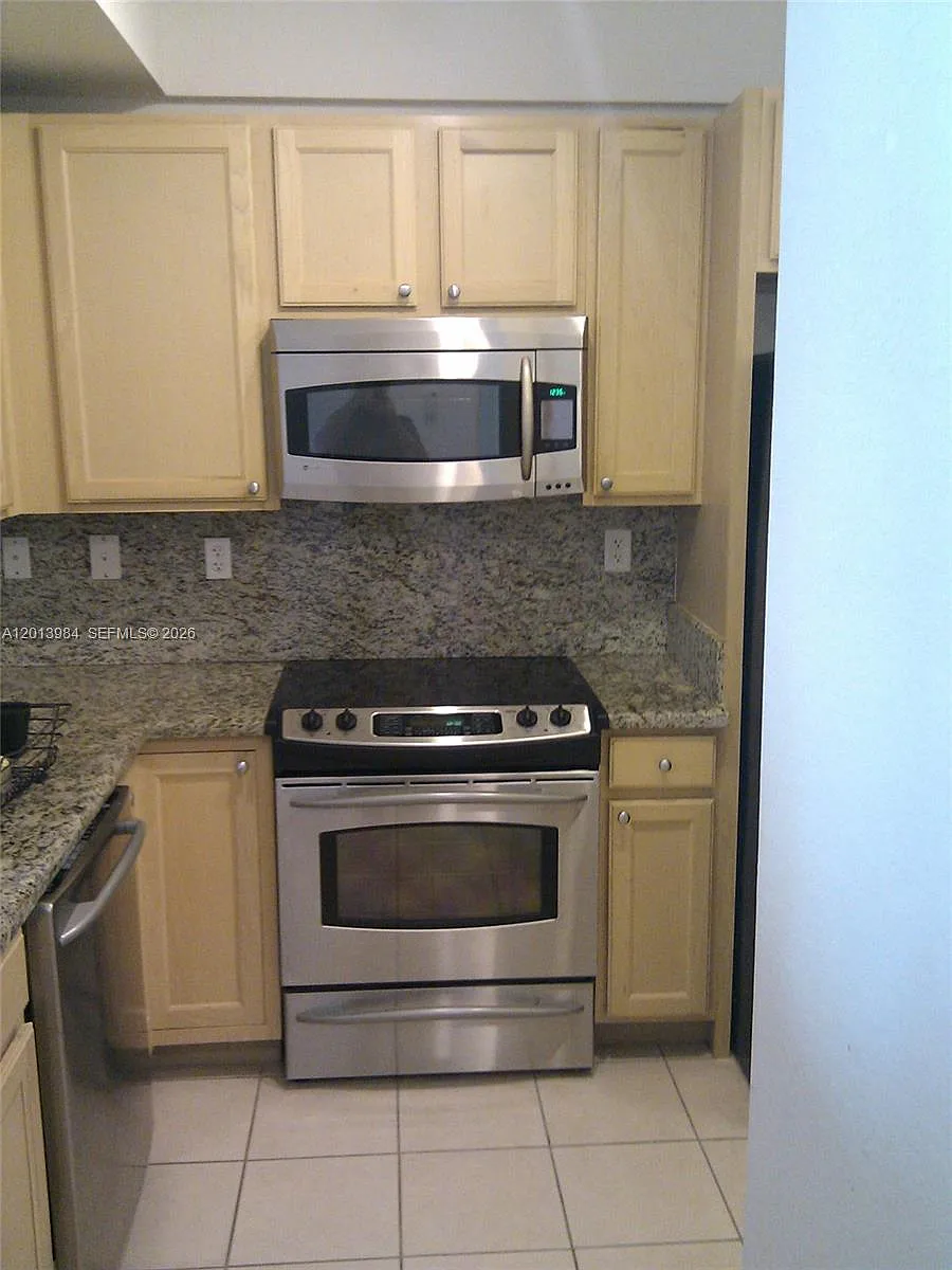 Building Photo - 6001 SW 70th St #331