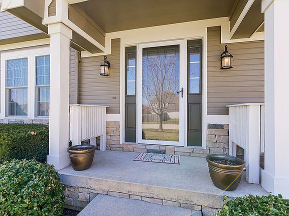 3rd image of 922 Wyndham Dr