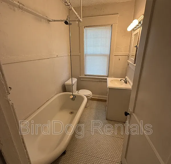213 E 14th Ave #C — Photo 3