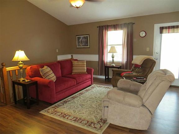 3rd image of 427 Holly Dr