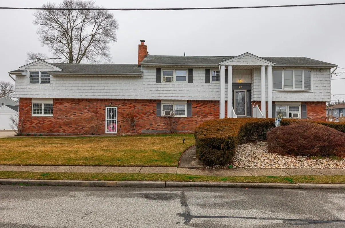 Roosevelt St, Islip Terrace — Photo 1