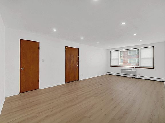 3rd image of 1317 Calumet Ave APT 2