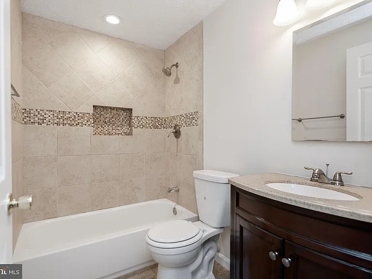 6324 Lightburn Ct — Photo 18