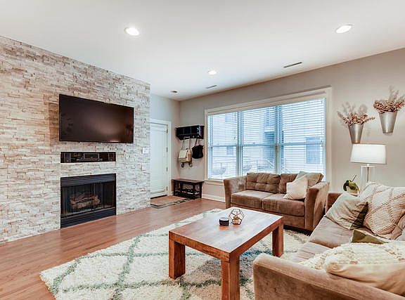 2nd image of 2451 N Clybourn Ave