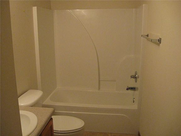 4th image of 202 E Laura St