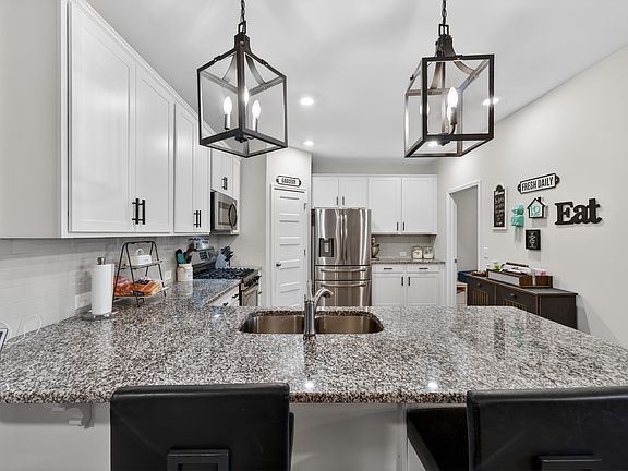 3rd image of 246 Cloverbrook Way