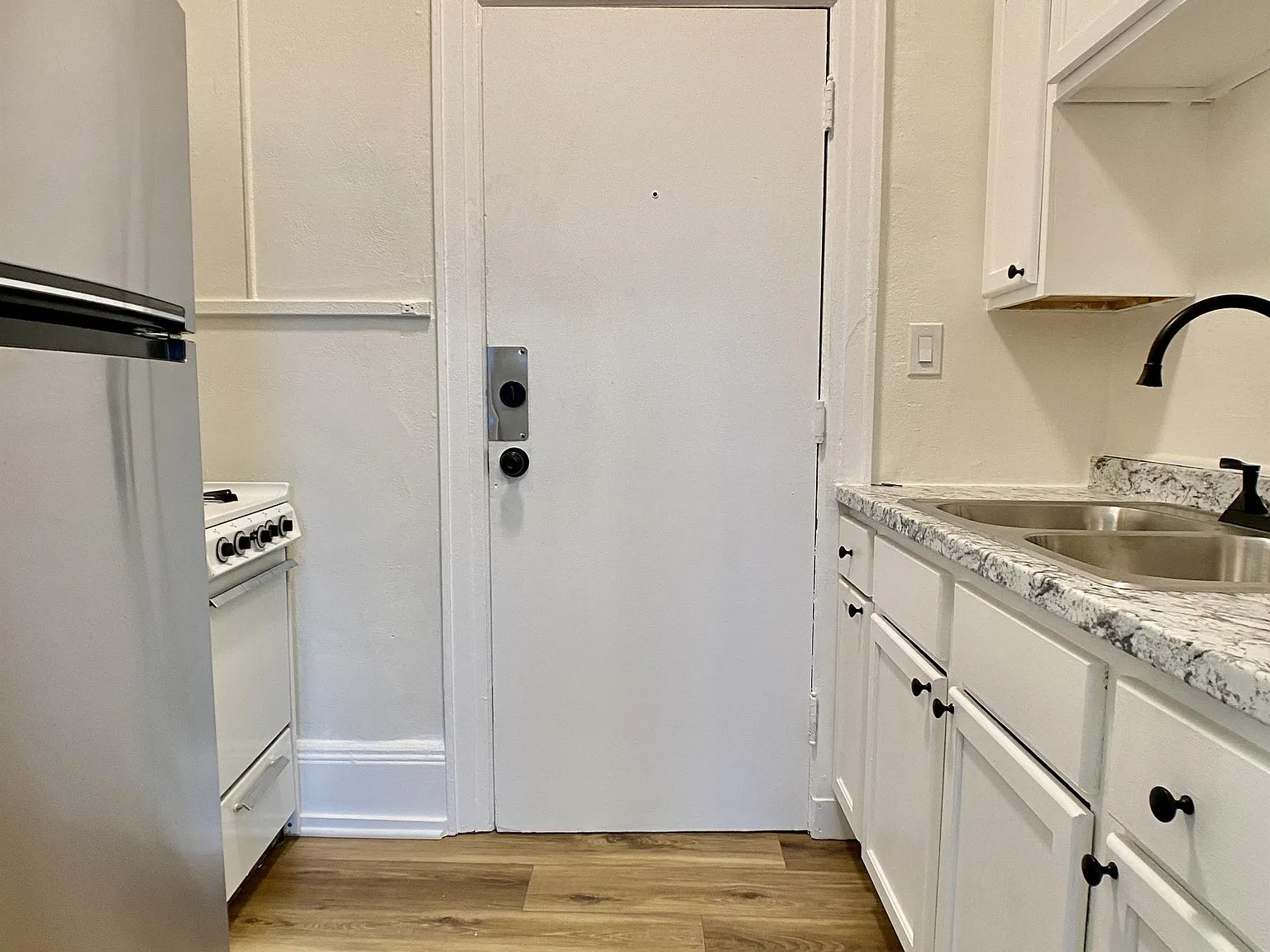 Landmark Apartments — Photo 4