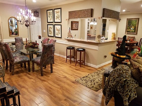 Formal Dining / Walk in Bar